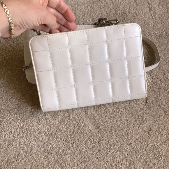 Crossi Double White Quilted Chain Shoulder Bag - Picture 5 of 16